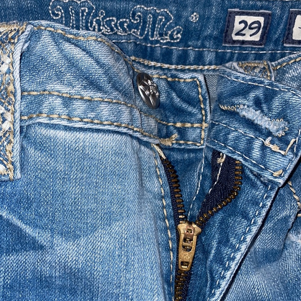 Miss Me Signature Crop Distressed Light Wash Low-Rise Size 29 - Picture 10 of 15